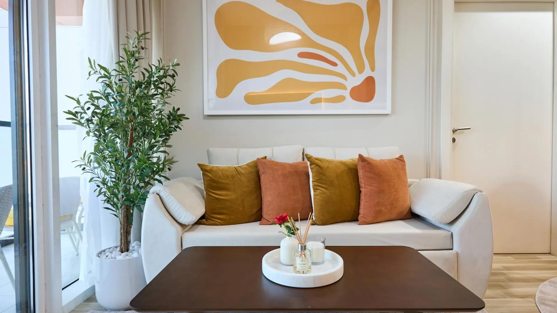Modern High-Floor 1Br Apartment With Balcony, Pool Access & Golf Course View, Up To 4 Guests, By Stayfinity Dubai