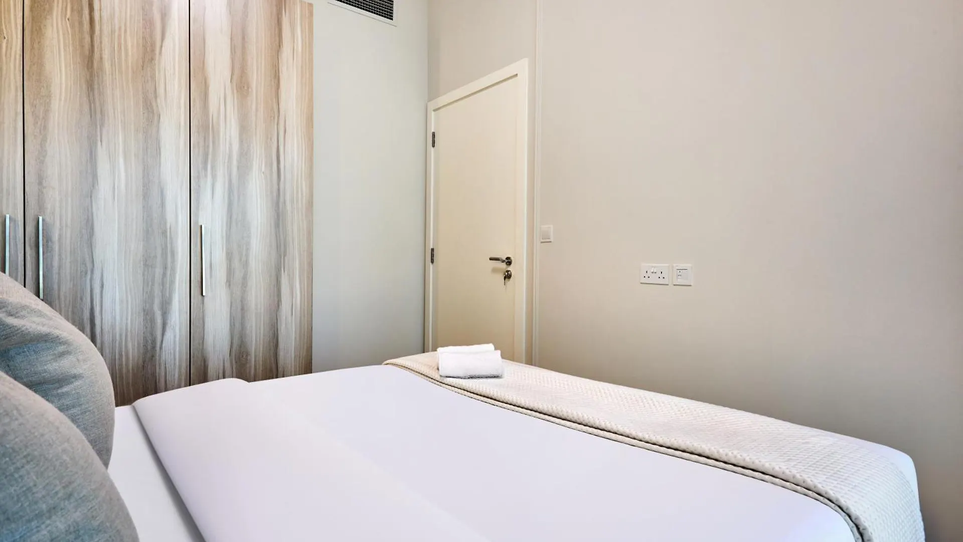 Modern High-Floor 1Br Apartment With Balcony, Pool Access & Golf Course View, Up To 4 Guests, By Stayfinity Dubai