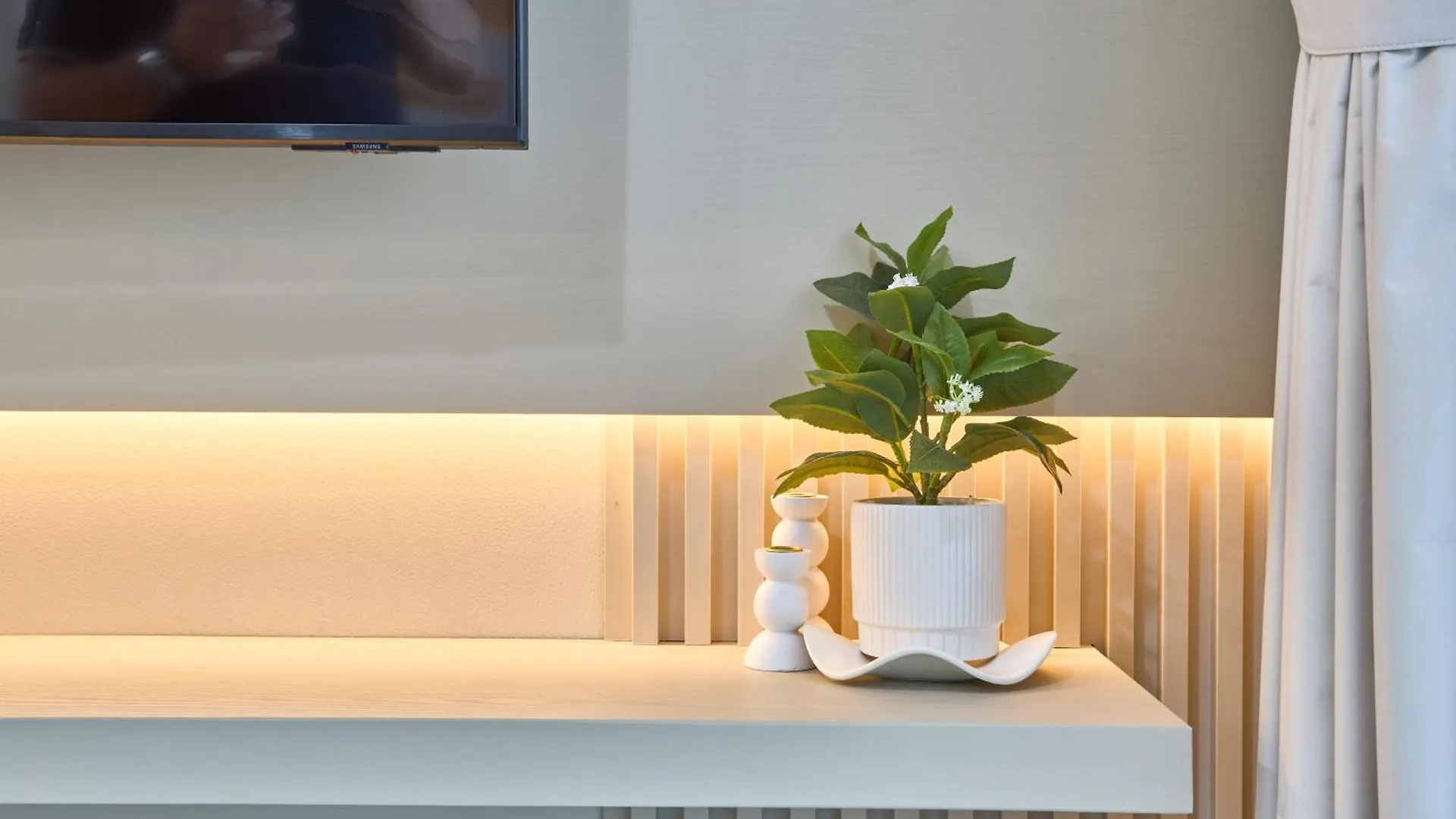 Modern High-Floor 1Br Apartment With Balcony, Pool Access & Golf Course View, Up To 4 Guests, By Stayfinity Dubai