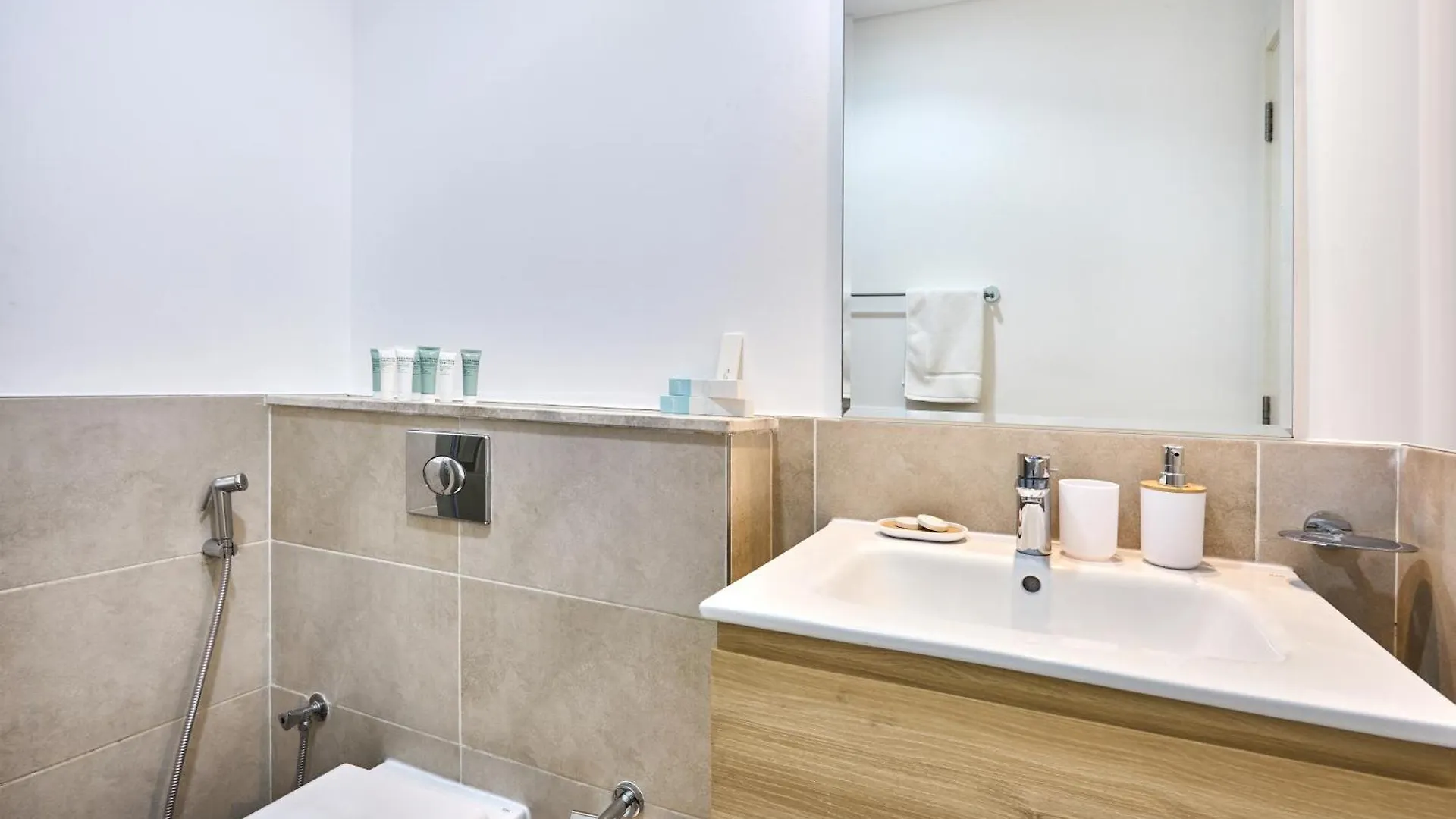 Modern High-Floor 1Br Apartment With Balcony, Pool Access & Golf Course View, Up To 4 Guests, By Stayfinity Dubai