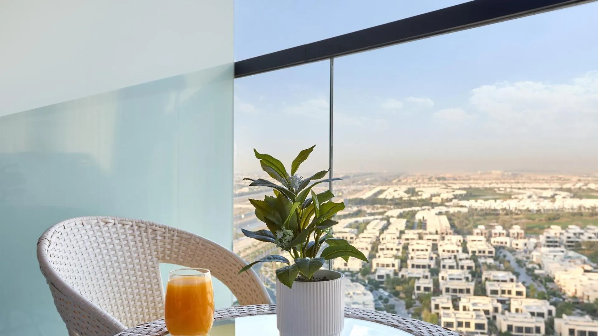 Modern High-Floor 1Br Apartment With Balcony, Pool Access & Golf Course View, Up To 4 Guests, By Stayfinity Dubai