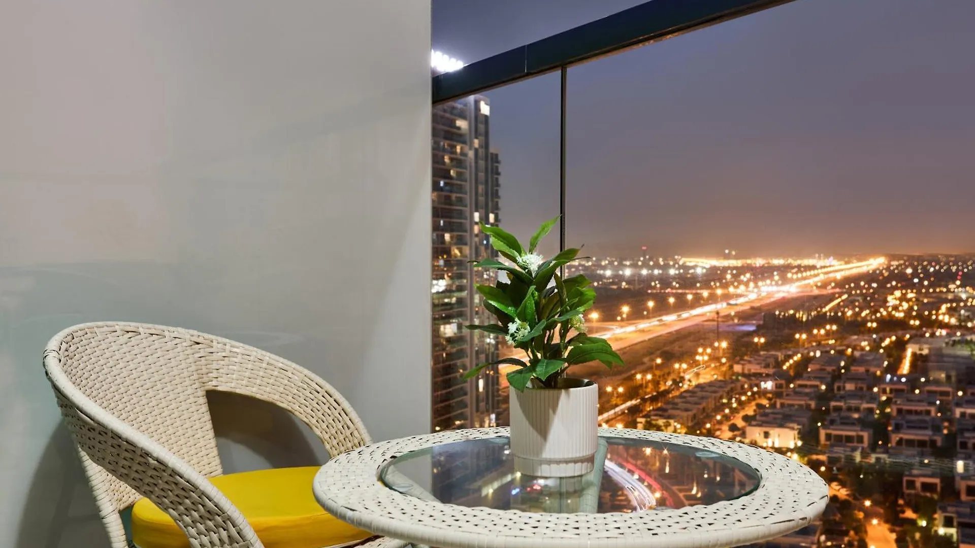 Modern High-Floor 1Br Apartment With Balcony, Pool Access & Golf Course View, Up To 4 Guests, By Stayfinity Dubai