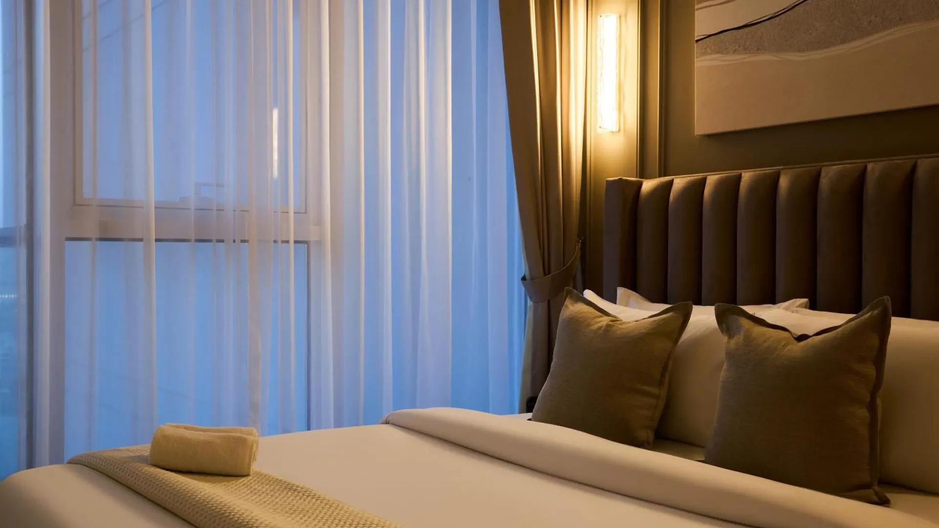 Modern High-Floor 1Br Apartment With Balcony, Pool Access & Golf Course View, Up To 4 Guests, By Stayfinity Dubai