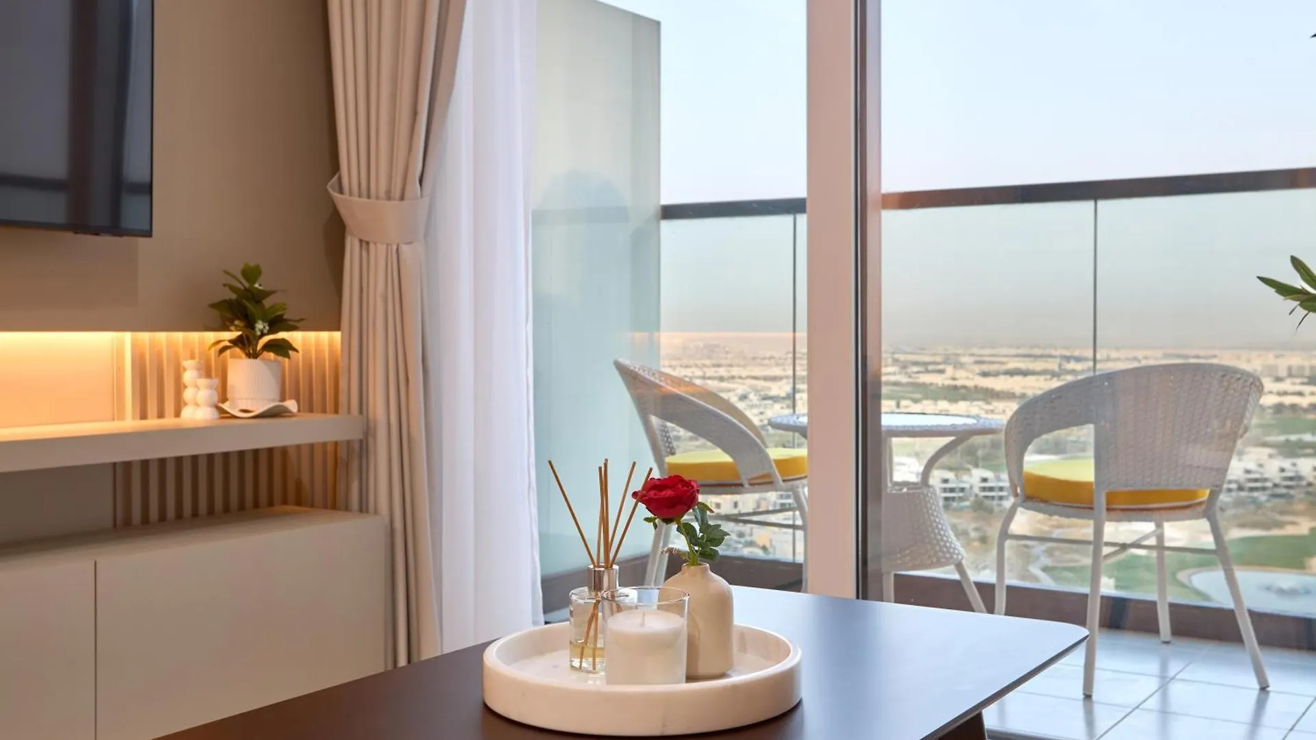Modern High-Floor 1Br Apartment With Balcony, Pool Access & Golf Course View, Up To 4 Guests, By Stayfinity Dubai