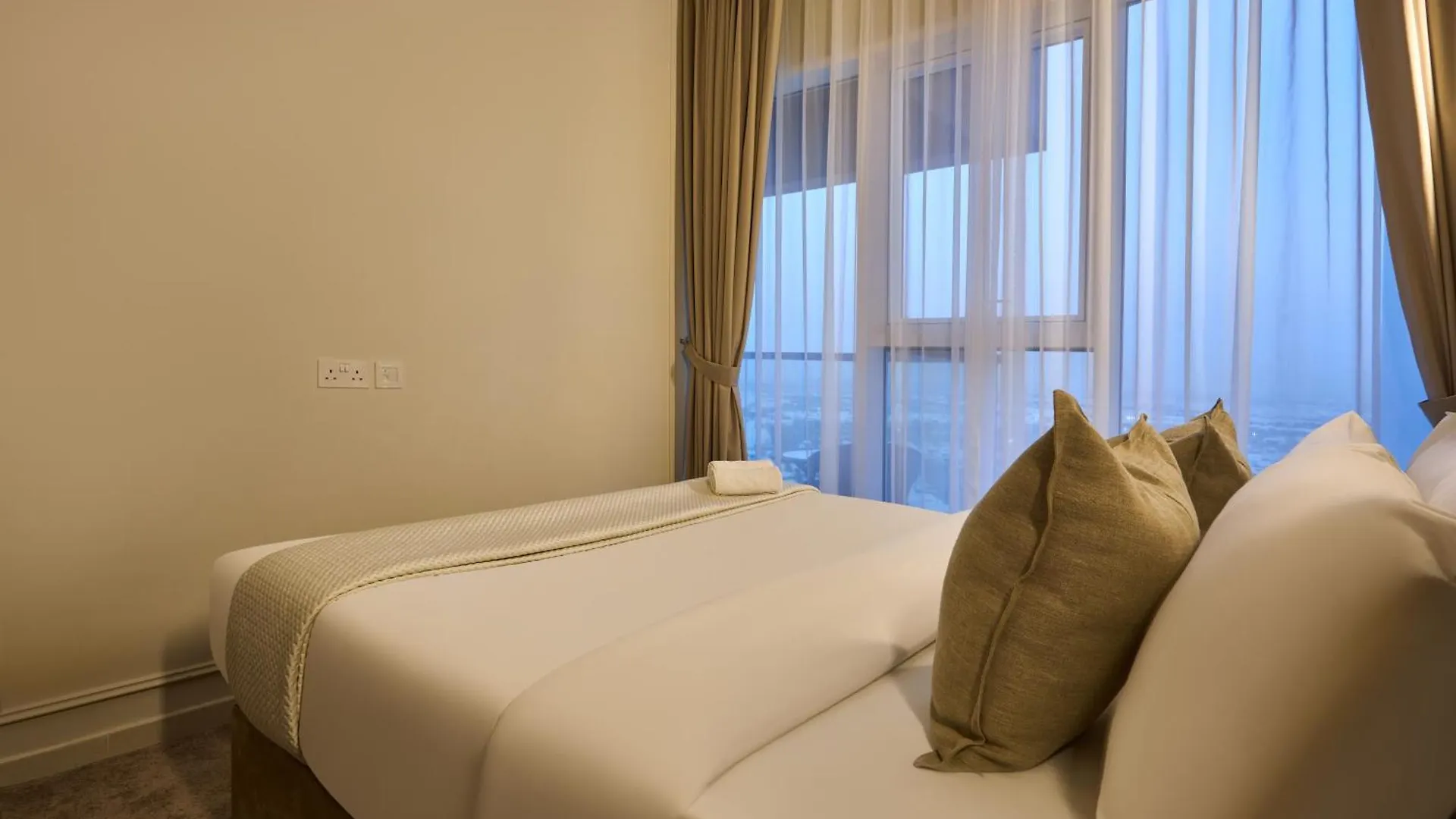 Modern High-Floor 1Br Apartment With Balcony, Pool Access & Golf Course View, Up To 4 Guests, By Stayfinity Dubai