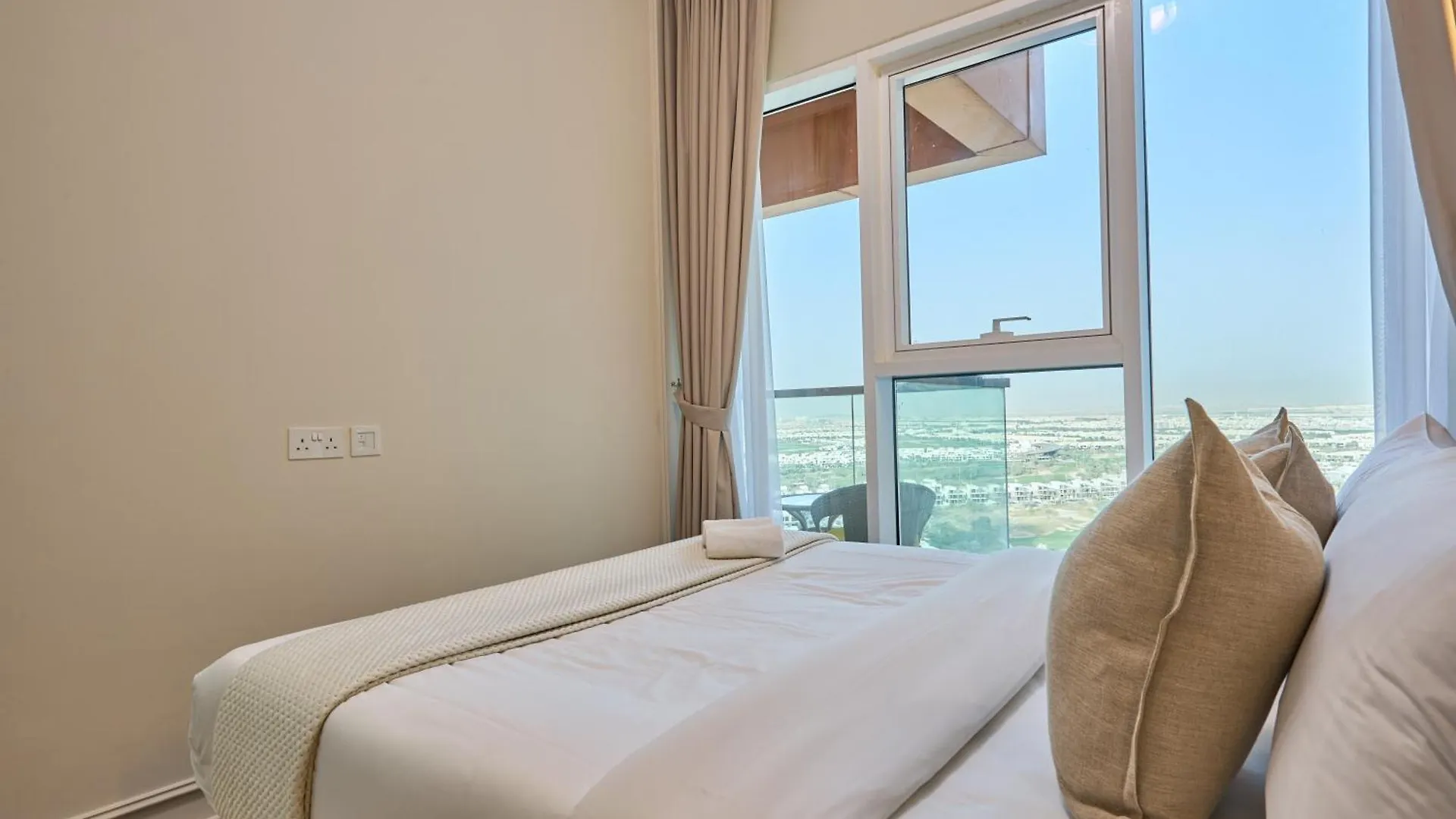 Modern High-Floor 1Br Apartment With Balcony, Pool Access & Golf Course View, Up To 4 Guests, By Stayfinity Dubai