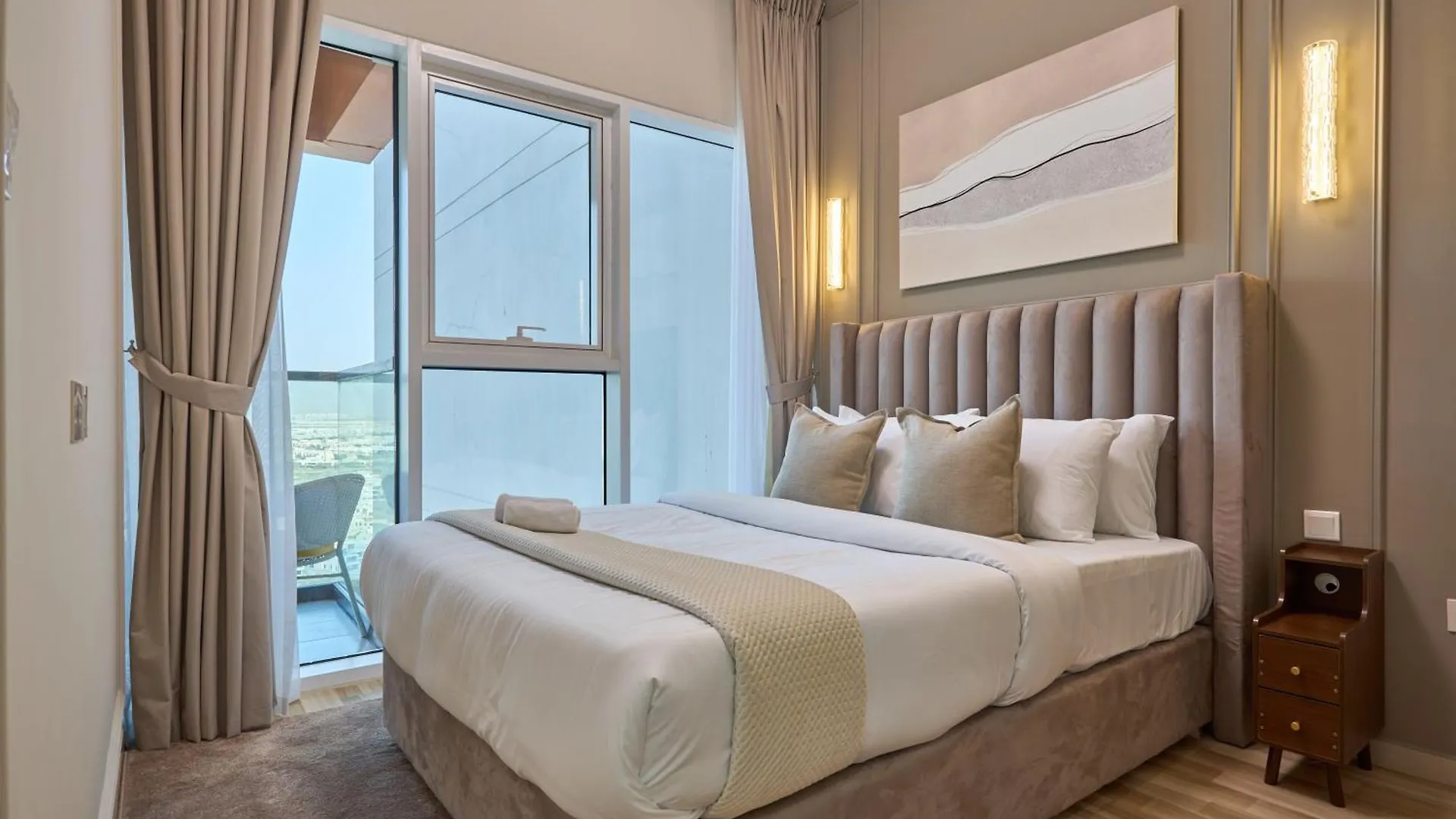 Modern High-Floor 1Br Apartment With Balcony, Pool Access & Golf Course View, Up To 4 Guests, By Stayfinity Dubai