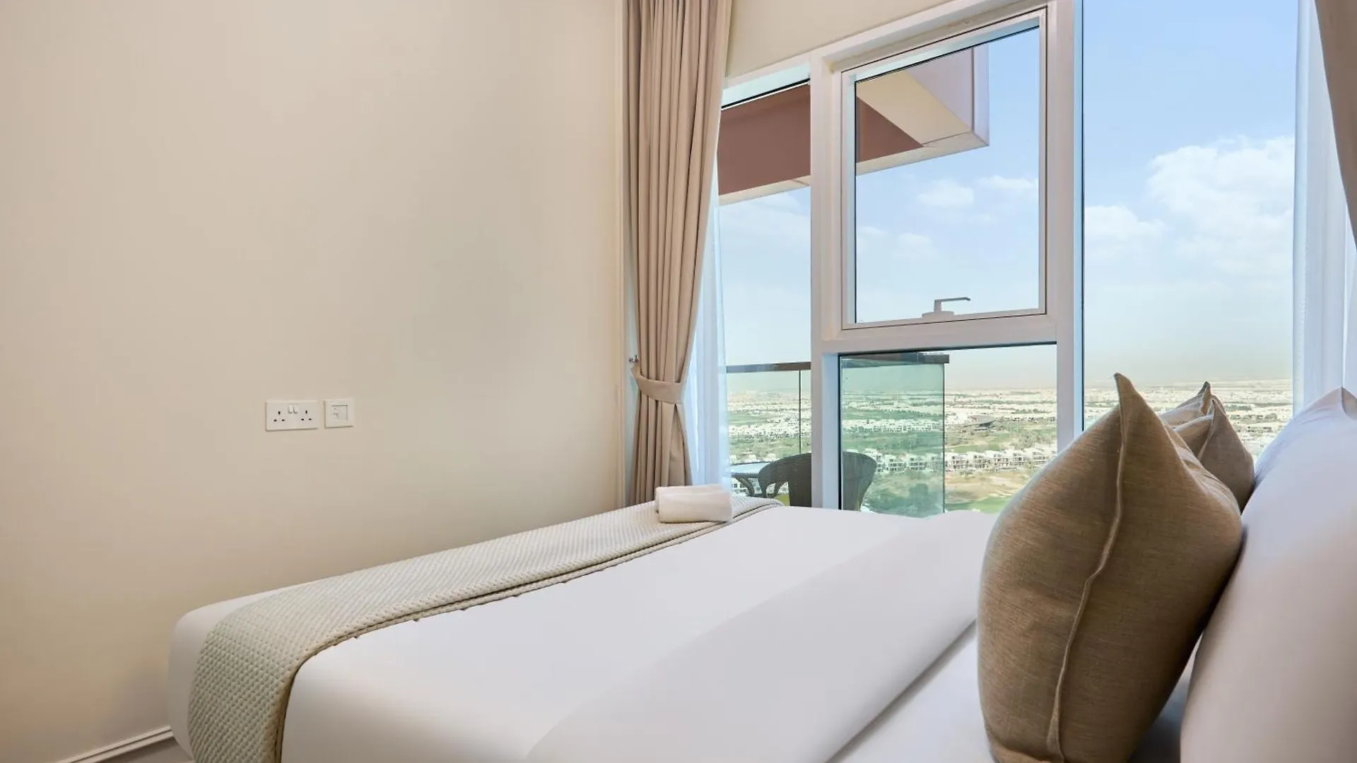 Modern High-Floor 1Br Apartment With Balcony, Pool Access & Golf Course View, Up To 4 Guests, By Stayfinity Dubai 0*,
