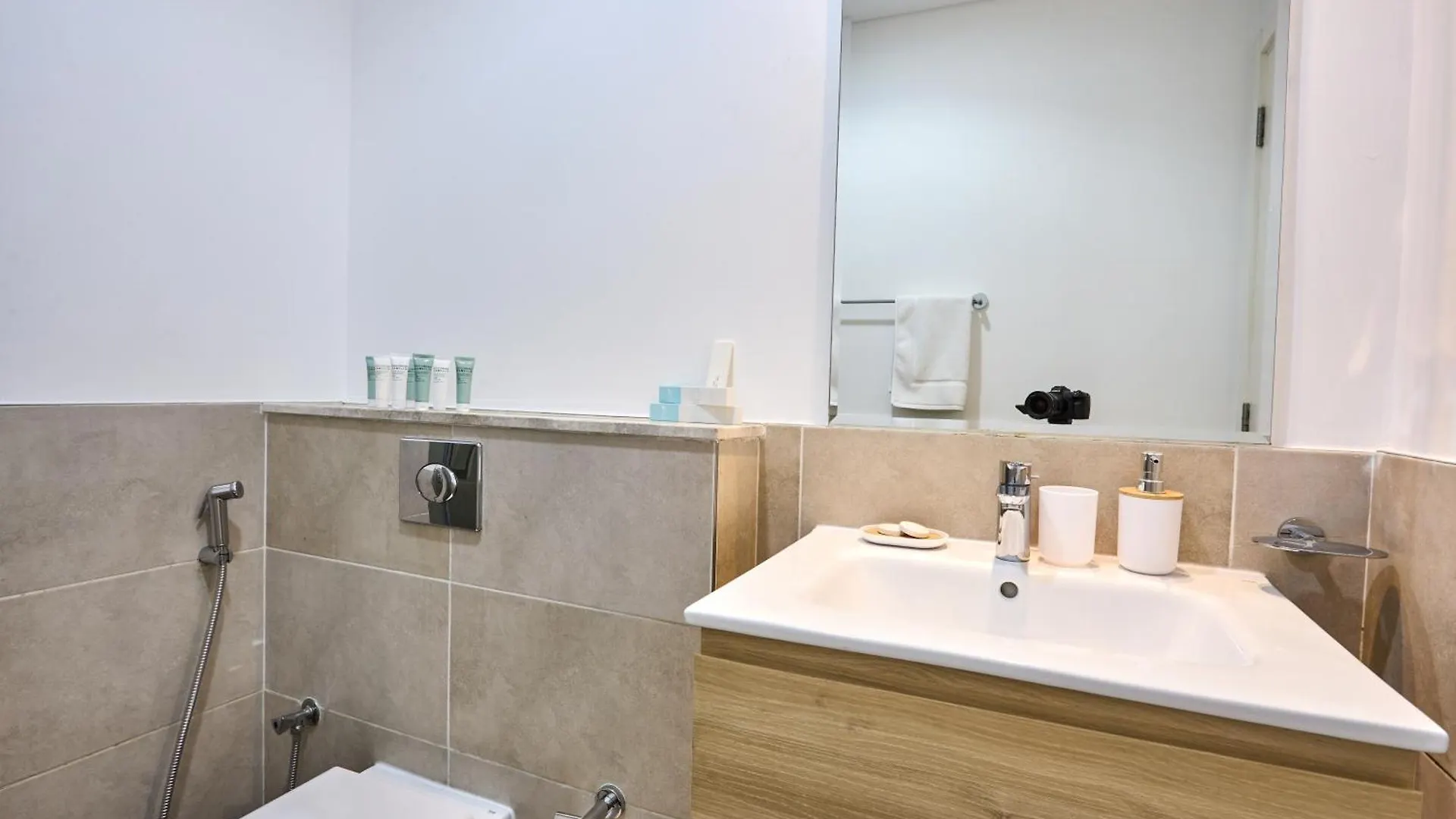 Modern High-Floor 1Br Apartment With Balcony, Pool Access & Golf Course View, Up To 4 Guests, By Stayfinity Dubai